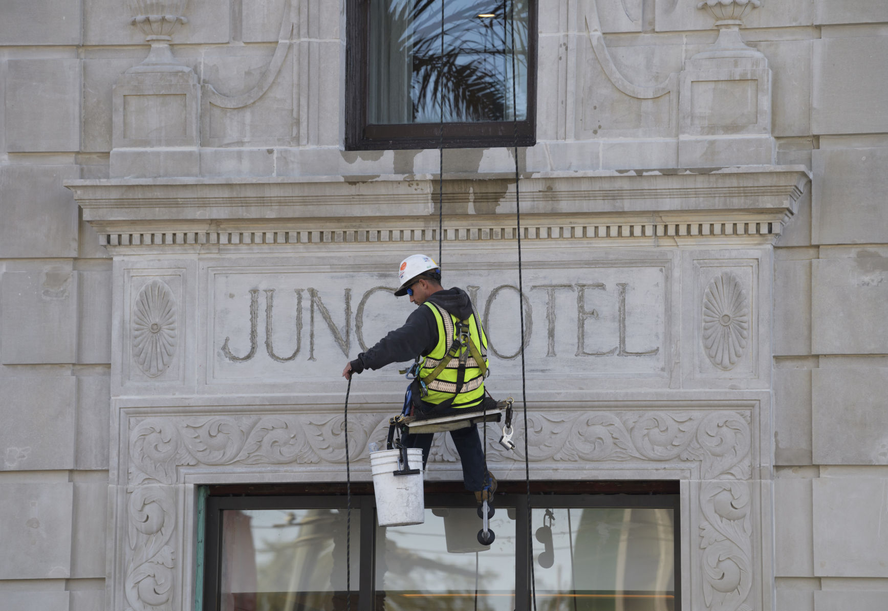 NO.hotelrenovation.adv.0001.JPG